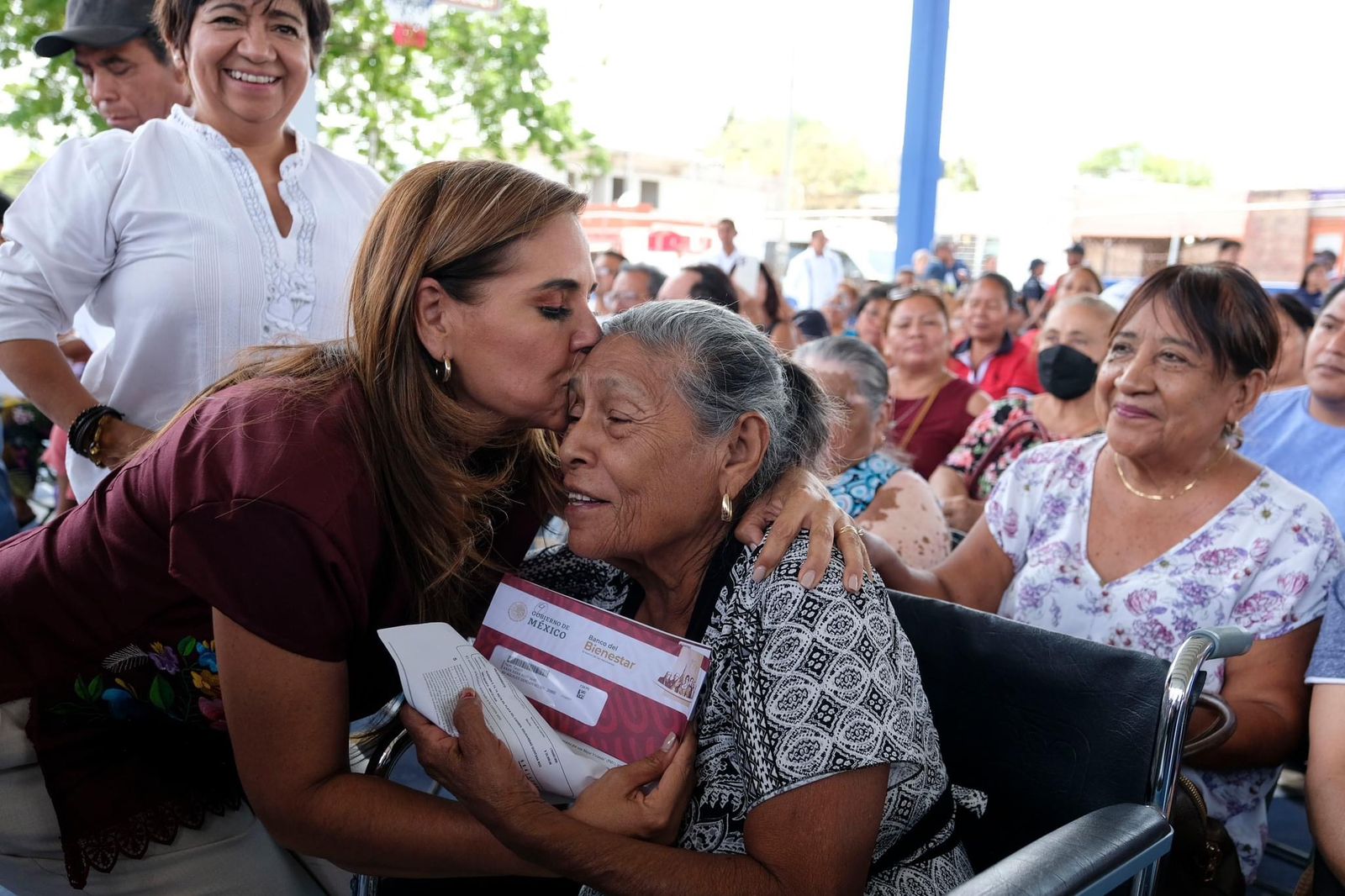 Mara Lezama entrega tarjetas para que 476 familias transformen sus viviendas