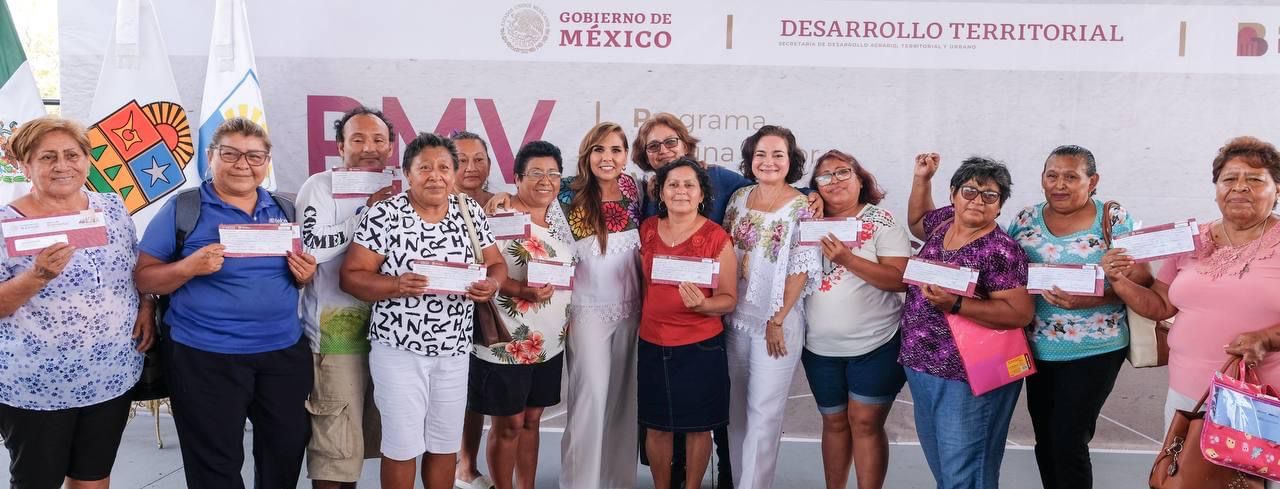 Mara Lezama entregó apoyos directos para transformar viviendas de familias cozumeleñas