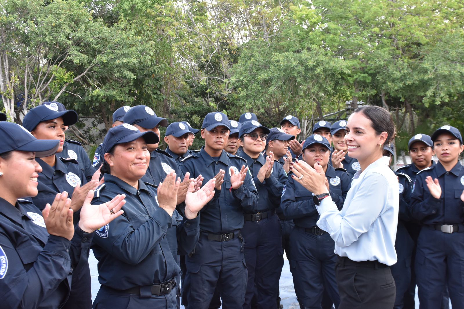Asiste Ana Paty Peralta a tercera graduación de Academia de Policía de BJ