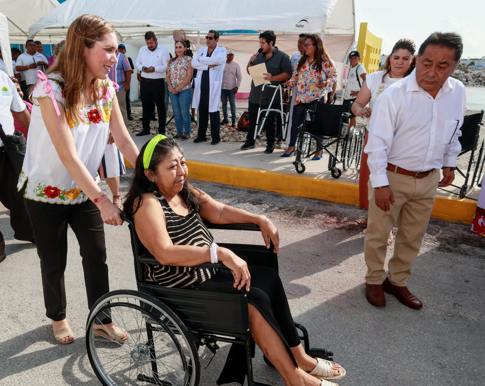 Agradece Atenea Gómez a Mara Lezama por la caravana de salud en Isla Mujeres
