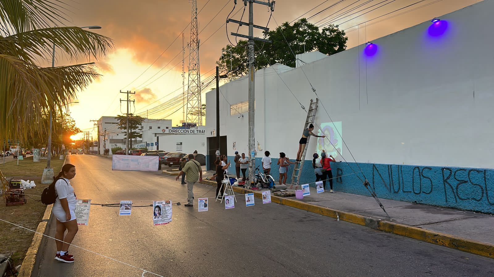 Bloquean ‘Madres Buscadoras’ la avenida Xcaret; para pintar mural de familiares desaparecidos