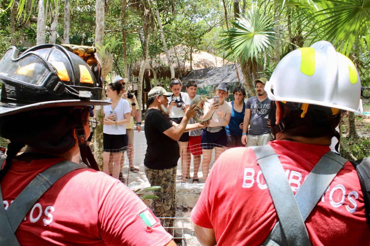 Mantienen bomberos de Puerto Morelos estrecha colaboración con Unidad de Manejo Ambiental