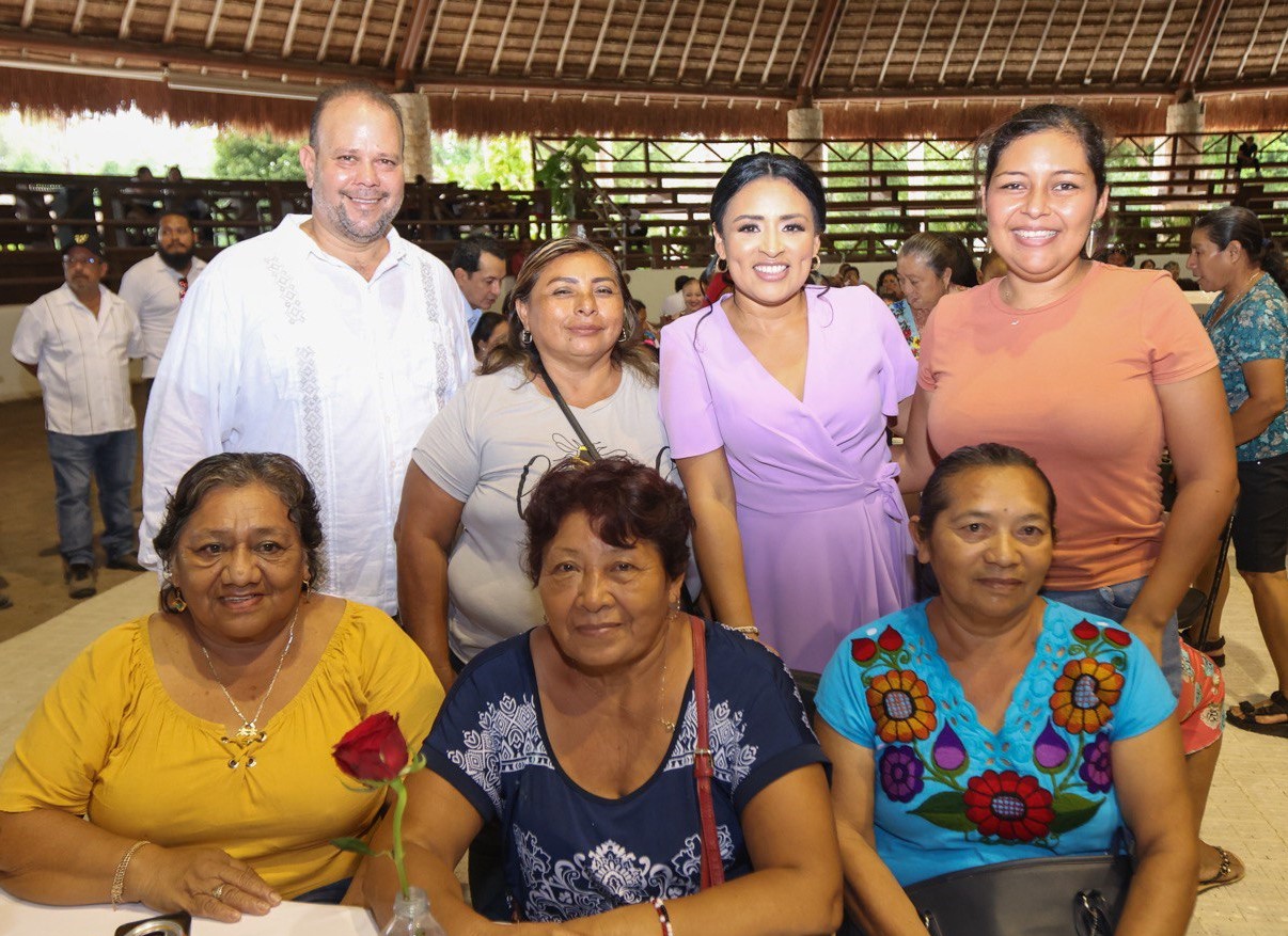 Festeja Blanca Merari a mamás de Puerto Morelos