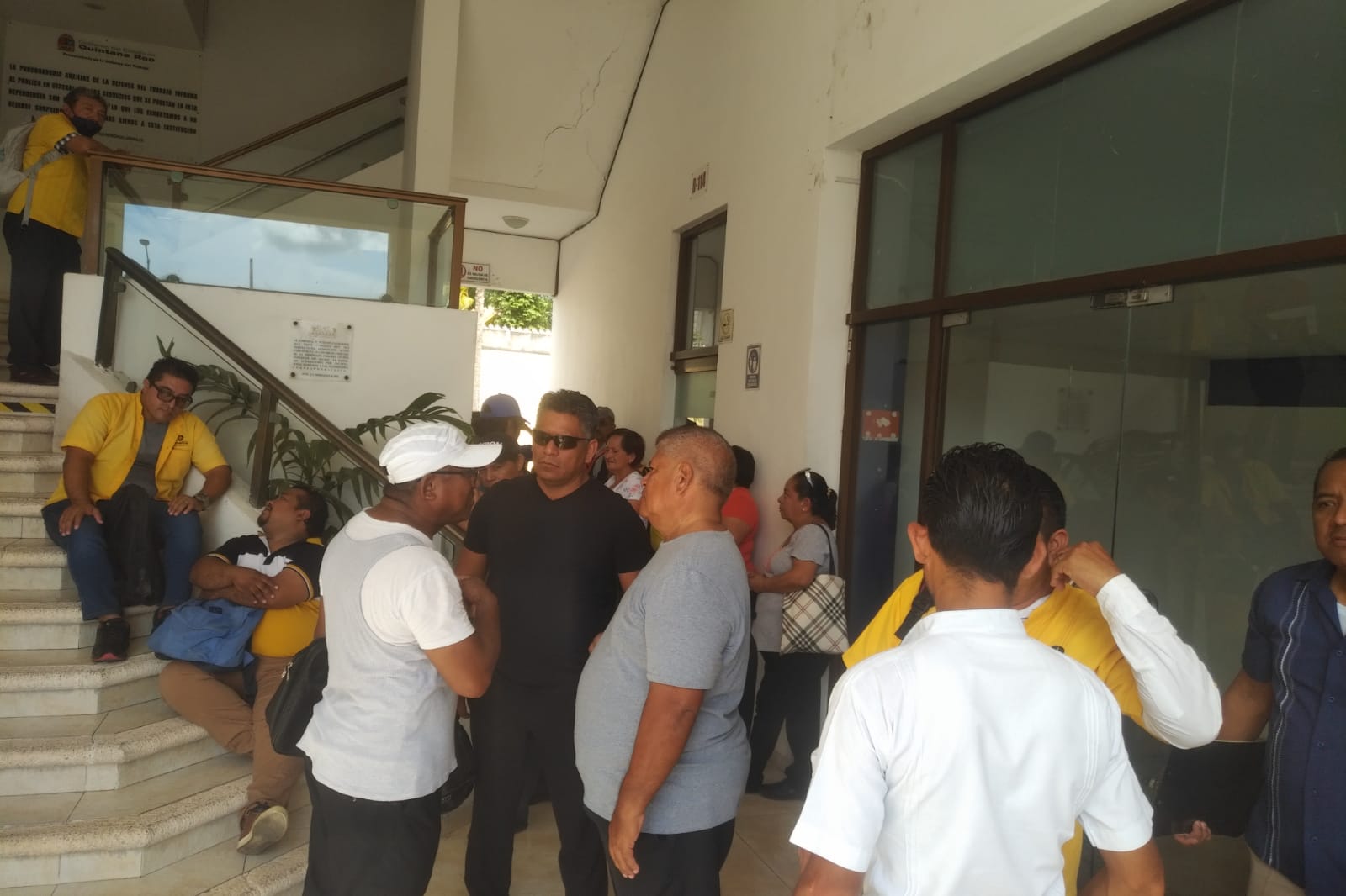 Protestan trabajadores de Airport Cab Cancún; exigen pagos de liquidación