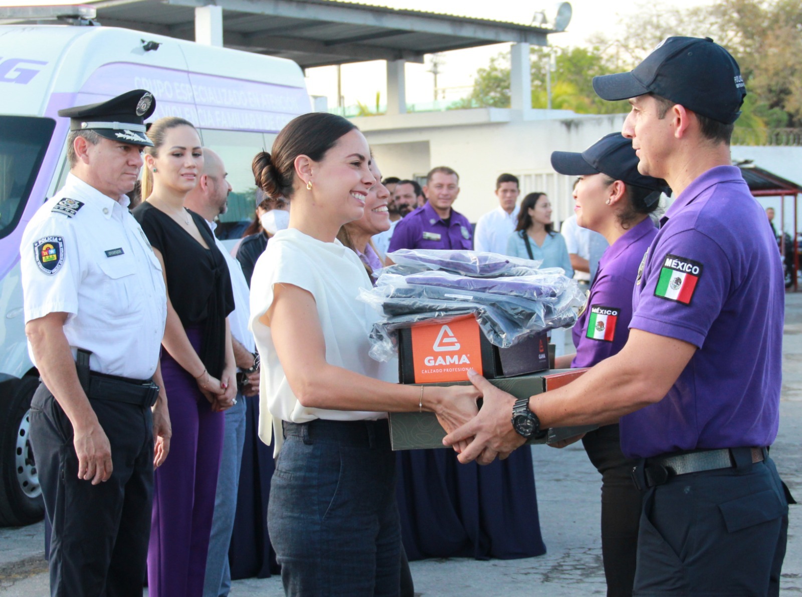 Entregan uniformes a personal de la GEAVIG en Cancún