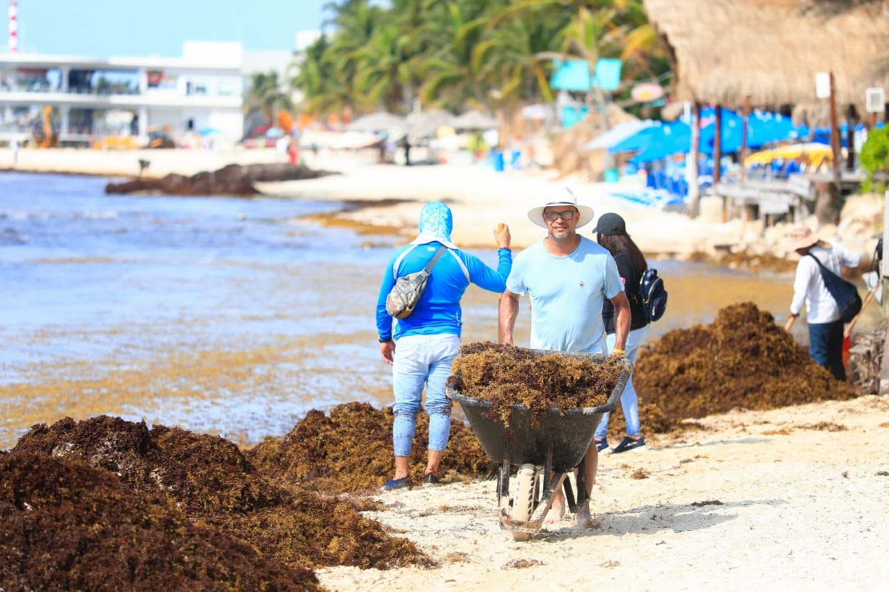 Refuerzan operativos de limpieza en playas de Solidaridad