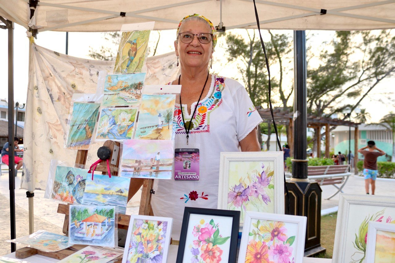 Silvia Luz, una pintora al rescate de la tradición de adquirir postales de viaje en Puerto Morelos