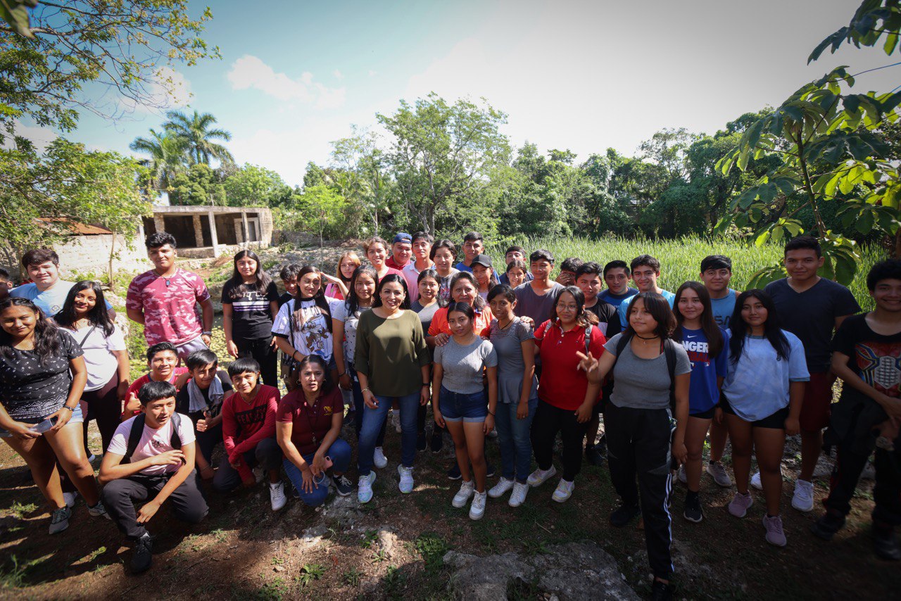 Felicita Blanca Merari a estudiantes del CECyTE por sus esfuerzos para limpiar el sendero del Cenote del Domo