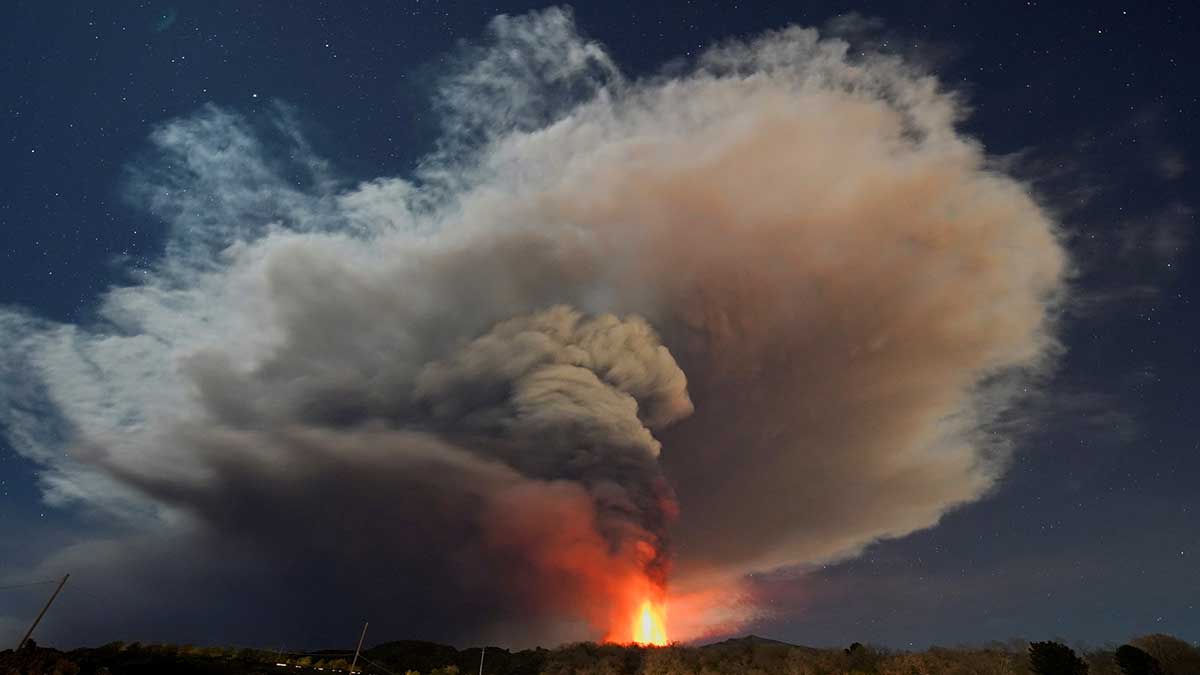 Volcán Etna hace erupción en Italia