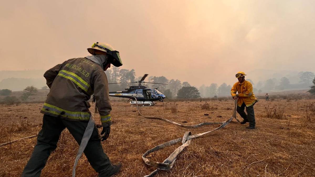 Retiran a 260 personas por incendio en Jalisco