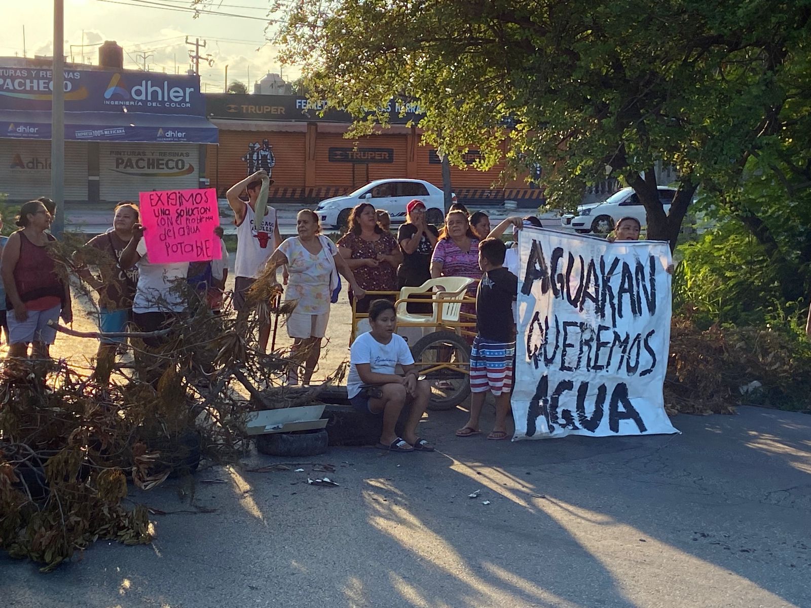 Al grito de ‘¡Fuera Aguakan!’, bloquean cancunenses la 20 de Noviembre