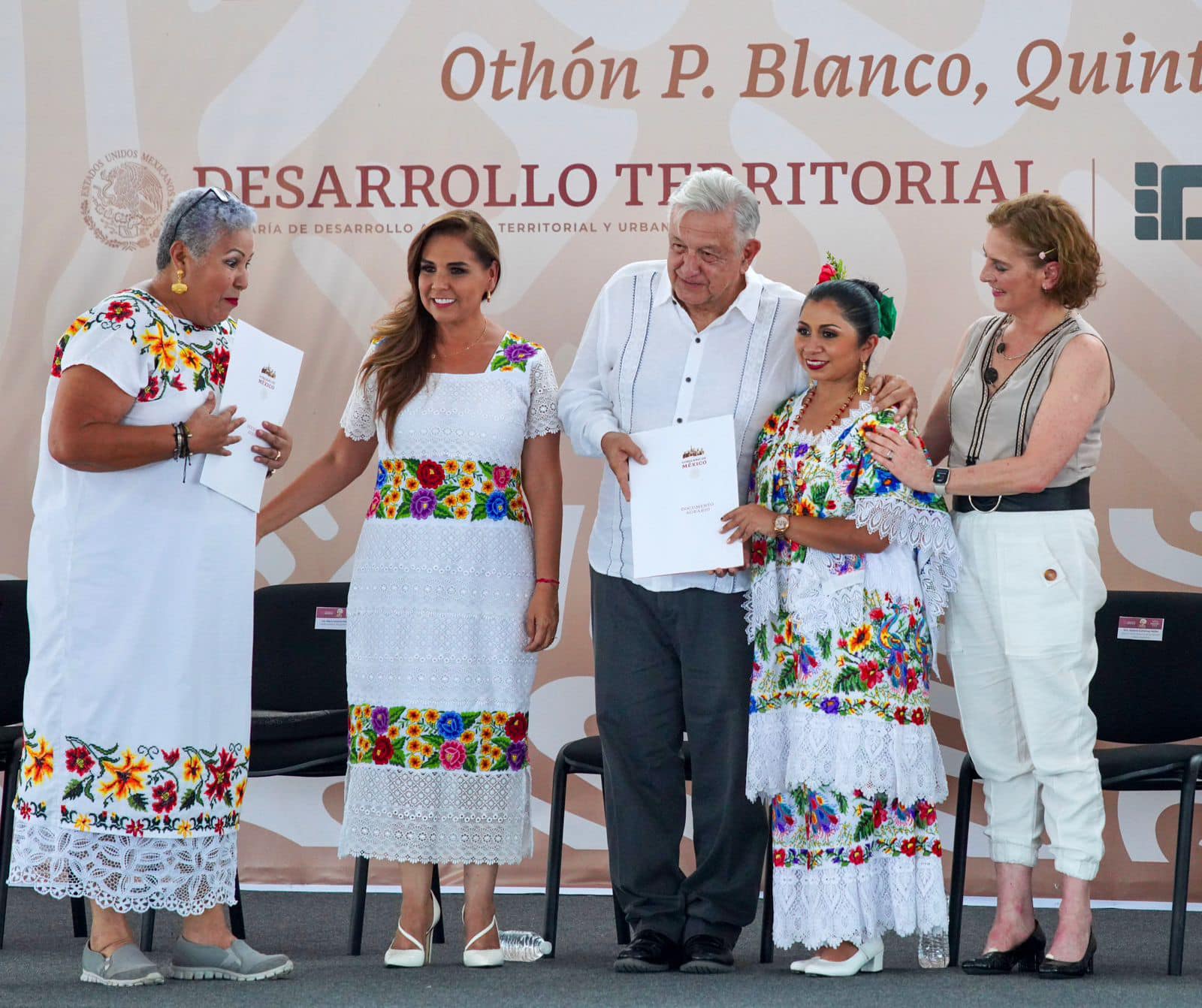 López Obrador y Mara Lezama entregan documentos agrarios a mujeres en Chetumal