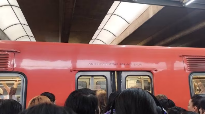 Metro de CDMX inicia semana con trenes detenidos y saturación en 3 líneas