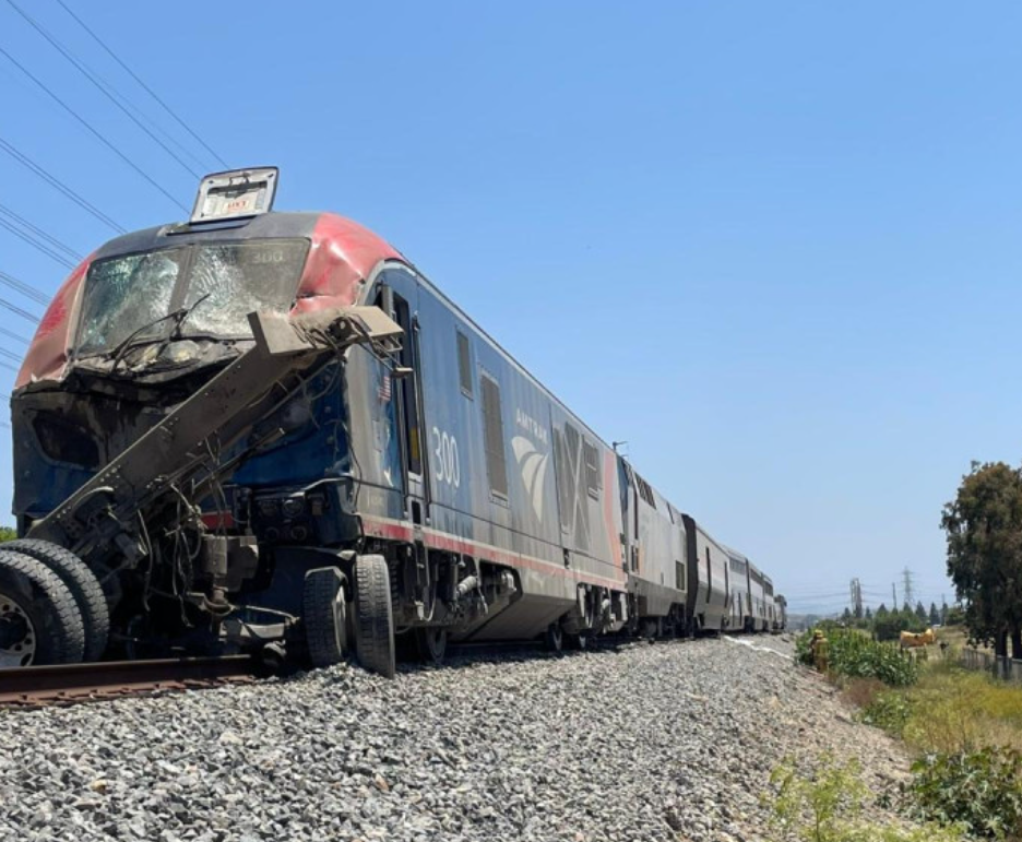 Se descarrilla tren con 190 pasajeros en Los Ángeles