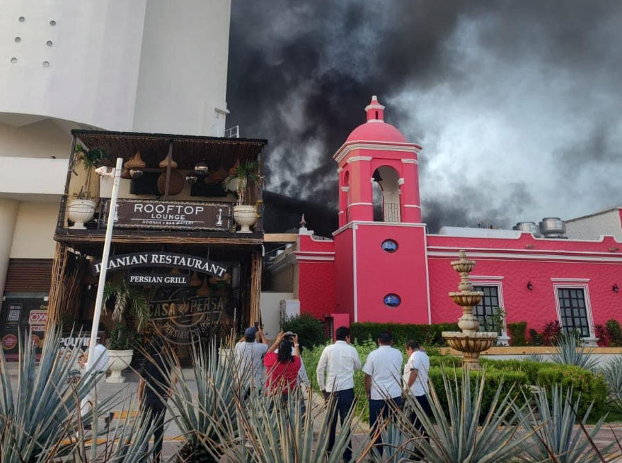 Evacúan a mil 100 personas tras incendio en el hotel Krystal de la Zona Hotelera de Cancún