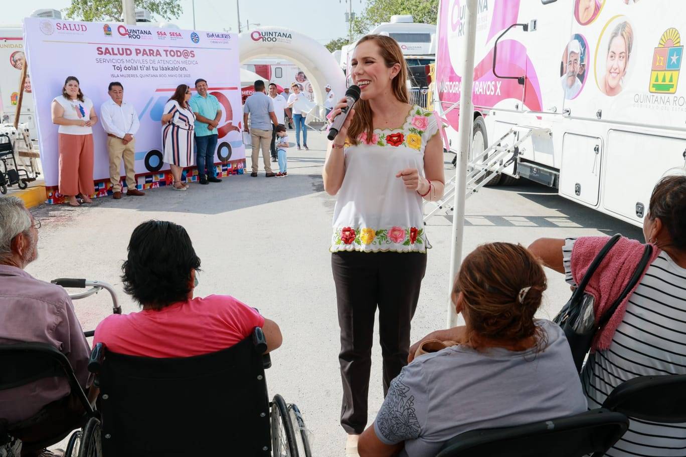 Agradece Atenea Gómez a Mara Lezama la llegada de histórica caravana de salud a Isla Mujeres
