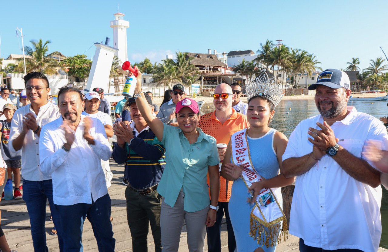 Blanca Merari Tziu da disparo de salida a embarcaciones del Torneo de Pesca en el marco del festival del Día de la Marina en Puerto Morelos