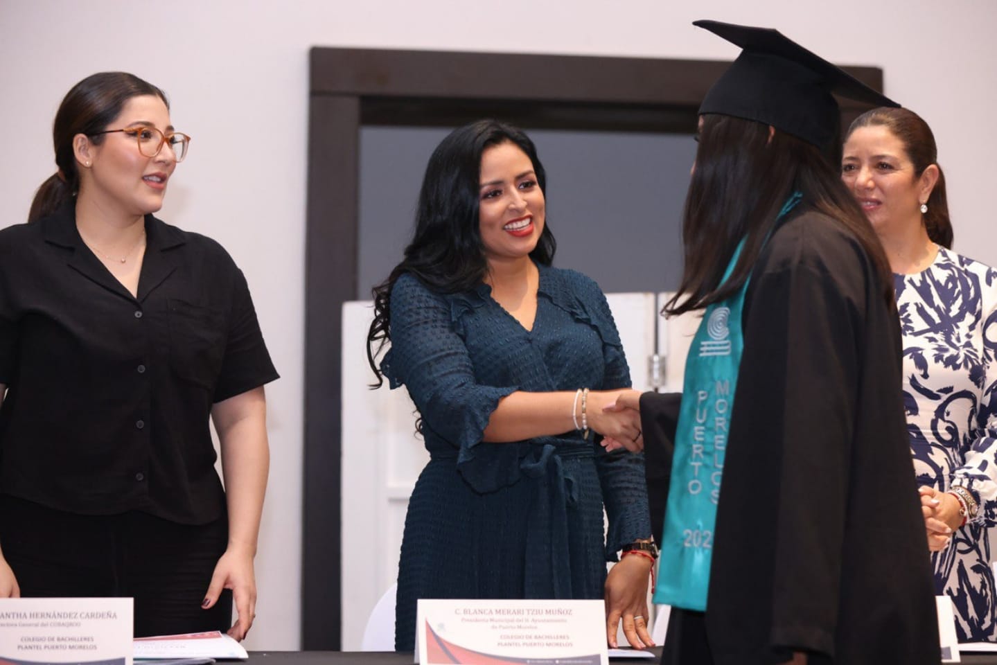 Asiste Blanca Merari como invitada de honor a la graduación de estudiantes del Colegio de Bachilleres