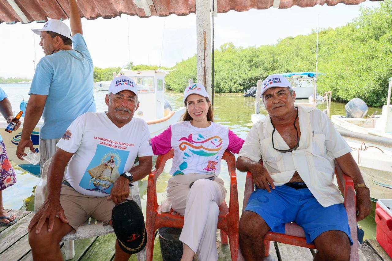 Atenea Gómez felicita y reconoce a los padres isleños