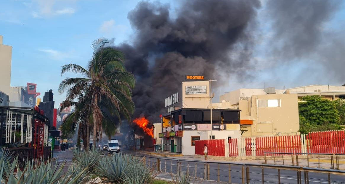 Se incendia pizzería en la Zona Hotelera de Cancún