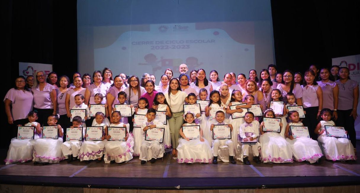 Comparte Ana Paty Peralta con niñas y niños graduados de los CADI del DIF de Bernito Juárez.