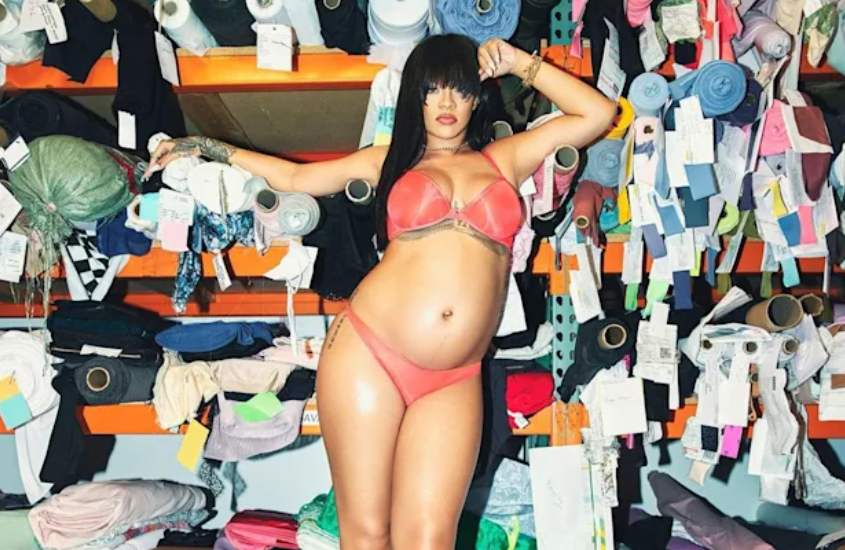 Rihanna muestra su embarazo con ropa interior