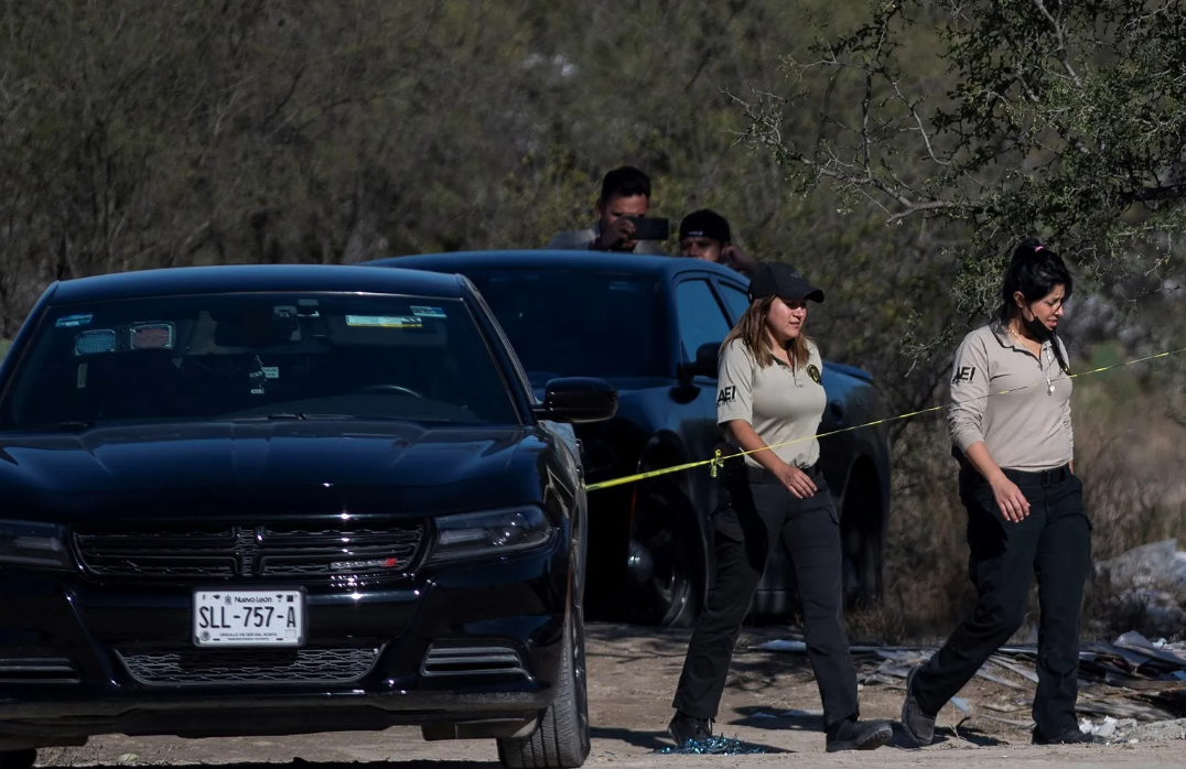 Hallan tres cuerpos calcinados al interior de un vehículo en Nuevo León