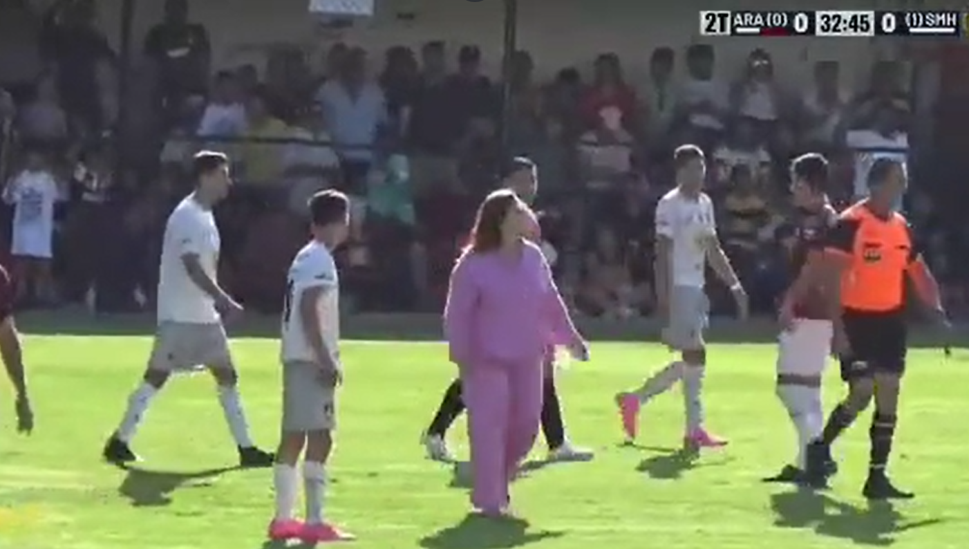 Alcaldesa invade cancha en la Copa Jalisco para regañar al árbitro