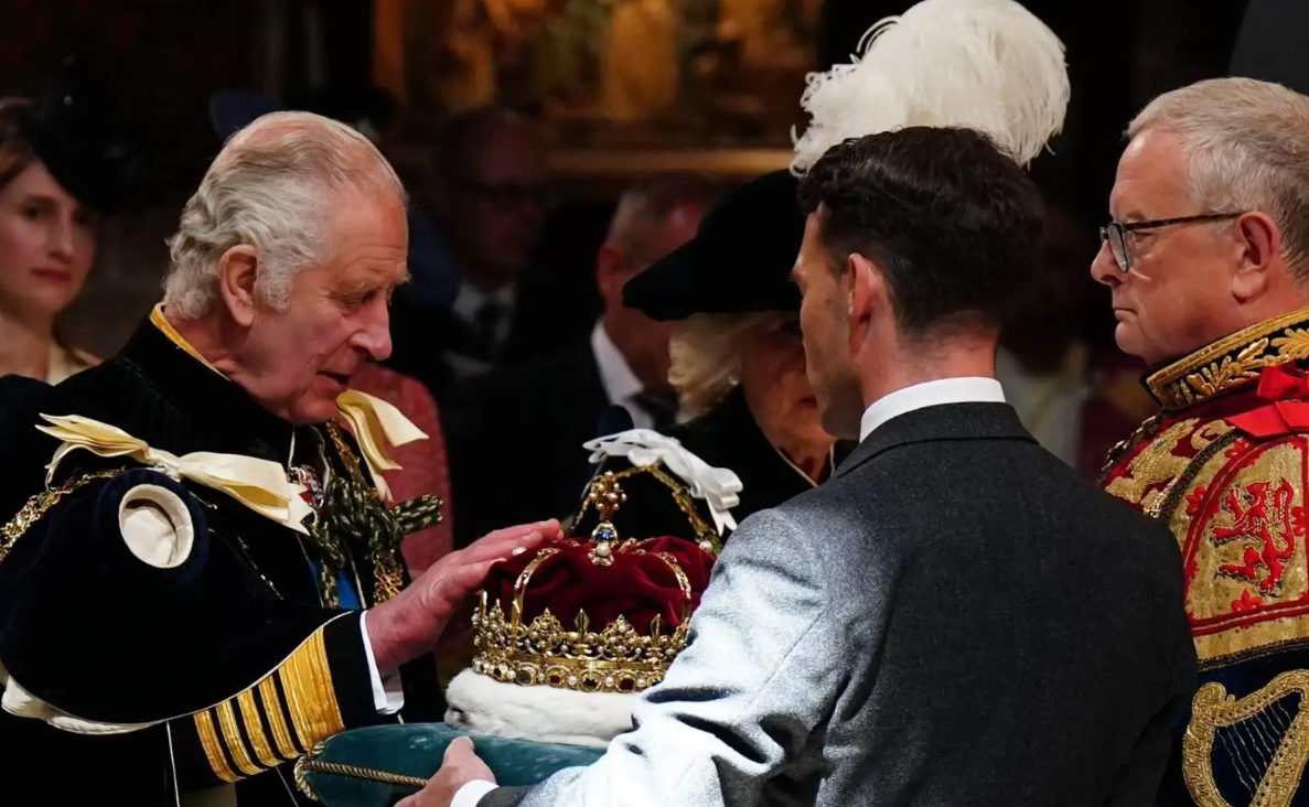Rey Carlos III recibe los Honores de Escocia