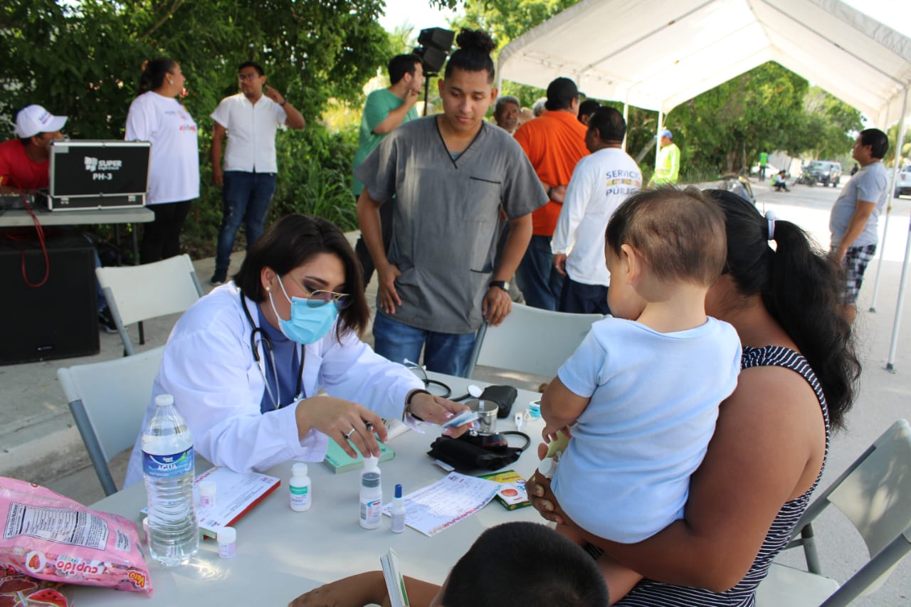 Atenea Gómez encabeza jornada de Limpiatón con atención médica en la Zona Continental de Isla Mujeres