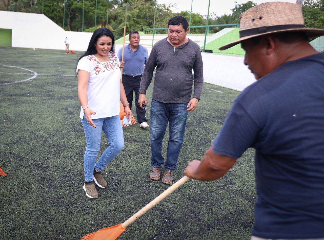 Supervisa Blanca Merari trabajos de mantenimiento a instalaciones deportivas en Leona Vicario