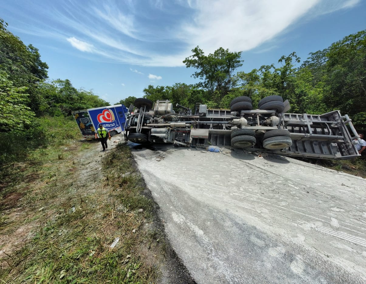 Cierran carretera libre a Mérida, por volcadura de camión