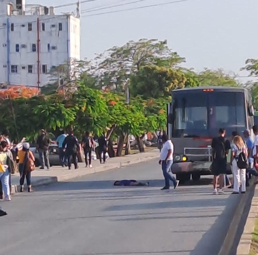 Embiste autobús de personal a una mujer a la altura de la estación ADO de Cancún