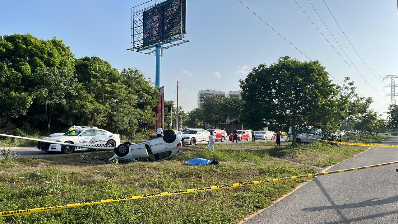 Muere conductor tras aparatosa volcadura en avenida Huayacán de Cancún