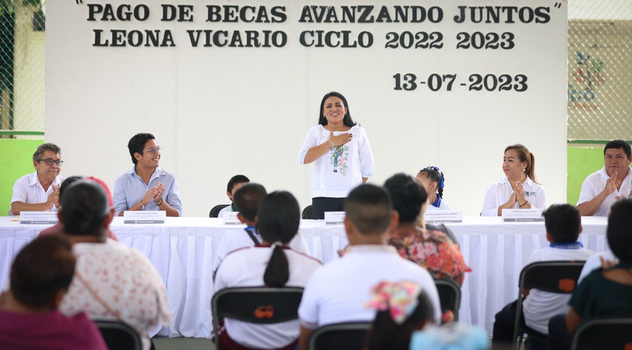 Entrega Blanca Merari becas escolares a estudiantes de la comunidad de Leona Vicario