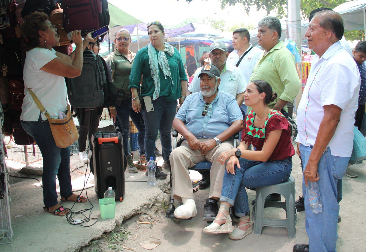 Convive Ana Paty Peralta con tinaguistas en Tierra Maya