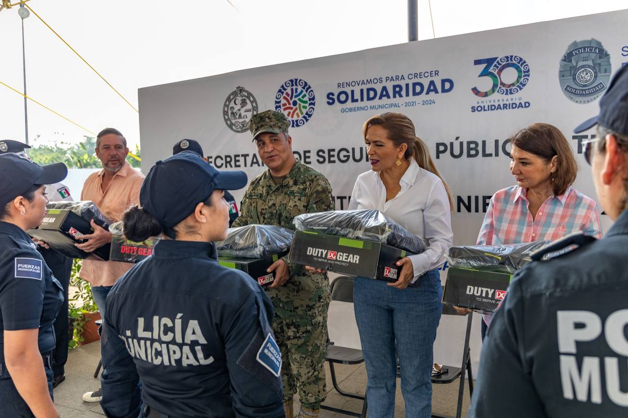 Lili Campos entrega equipo y anuncia aumento en seguro de vida a policías