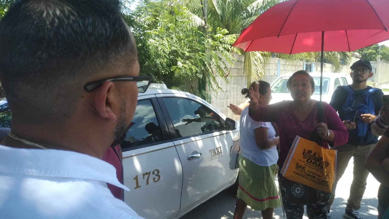 Bloquean cancunenses camino al antiguo relleno sanitario