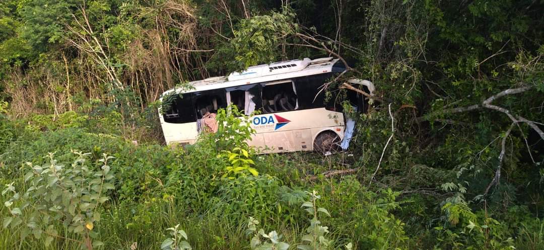 Autobús de ODA se sale de carretera en Bacalar; hay al menos 21 lesionados y un menor fallecido