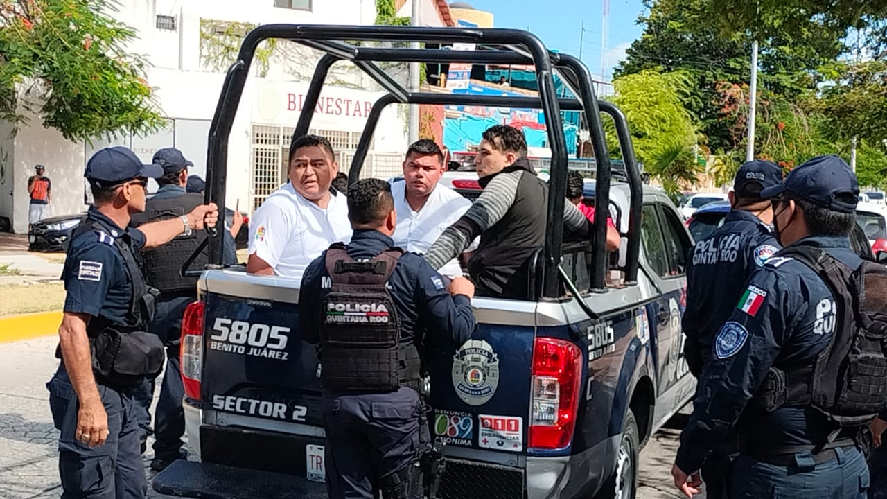 Taxistas aterran a turistas con agresión a transportista; policía de Cancún detiene a dos