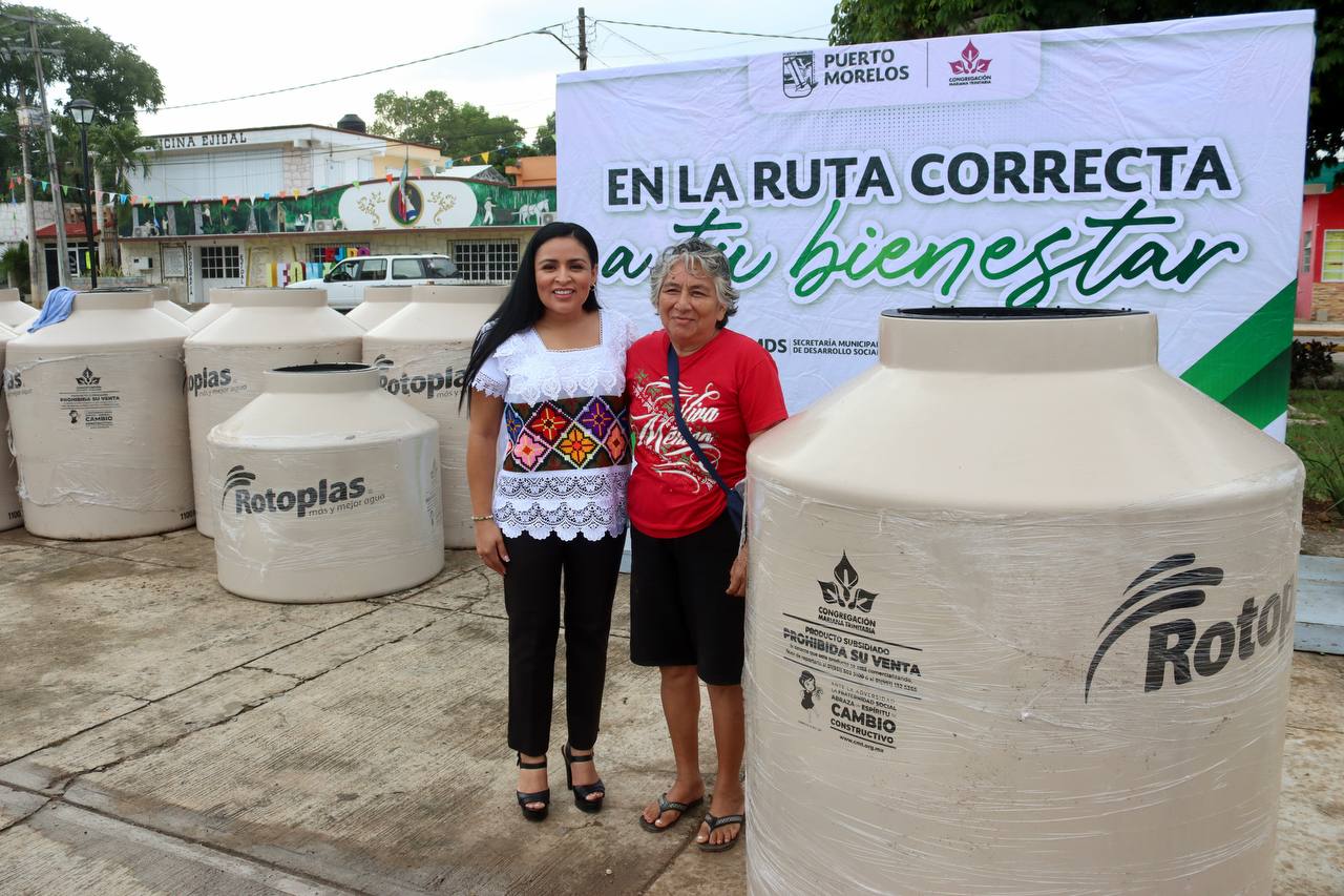Entrega Blanca Merari 34 tinacos para almacenamiento de agua en Leona Vicario