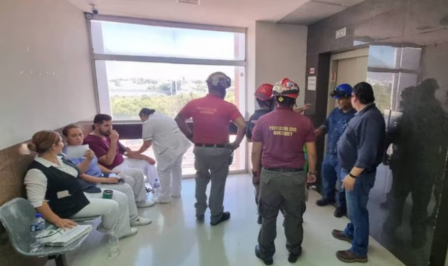 Rescatan a 4 personas atrapadas en elevador del IMSS de Nuevo León