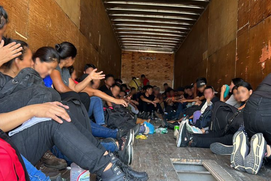 Rescatan a 64 migrantes que iban en un tráiler en Nuevo León