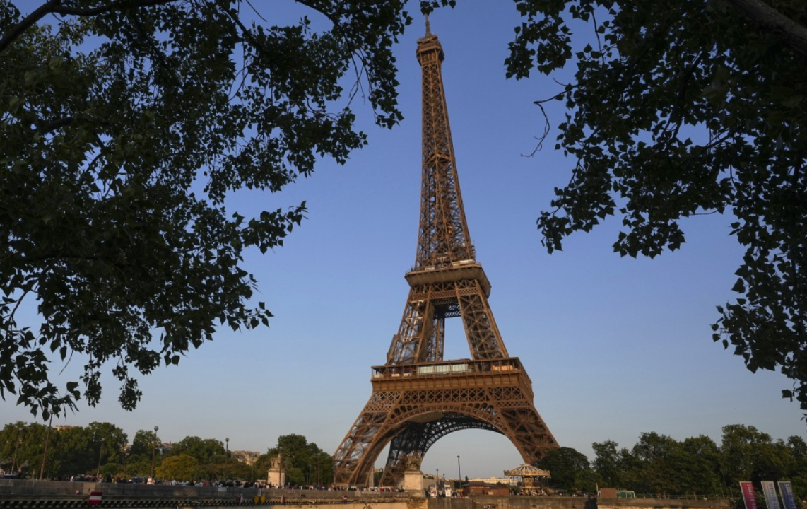 Evacúan la Torre Eiffel por amenaza de bomba