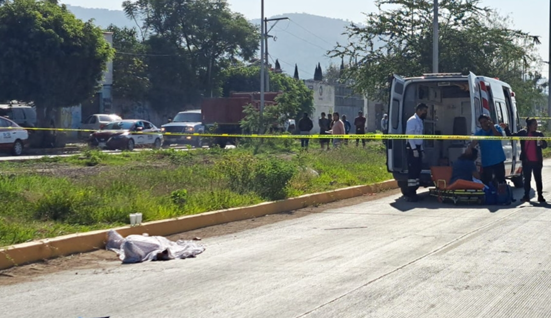 Madre intenta cruzar una carretera pero muere arrollada en Nuevo León