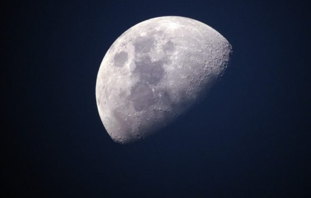 Envían fotografías de un cráter cercano al Polo Sur lunar