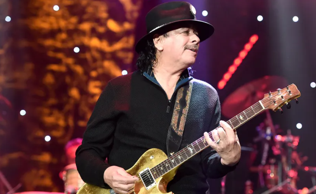 Carlos Santana da discurso transfóbico durante concierto