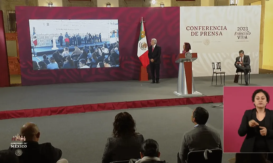 López Obrador da banderazo de regreso a clases en México