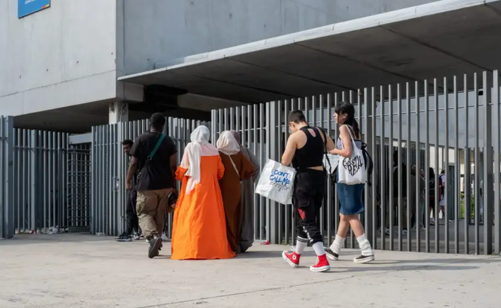 Prohibirán uso de túnica musulmana en las escuelas de Francia