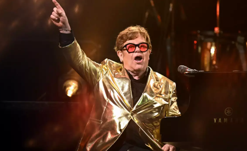 Elton John es hospitalizado tras sufrir un accidente